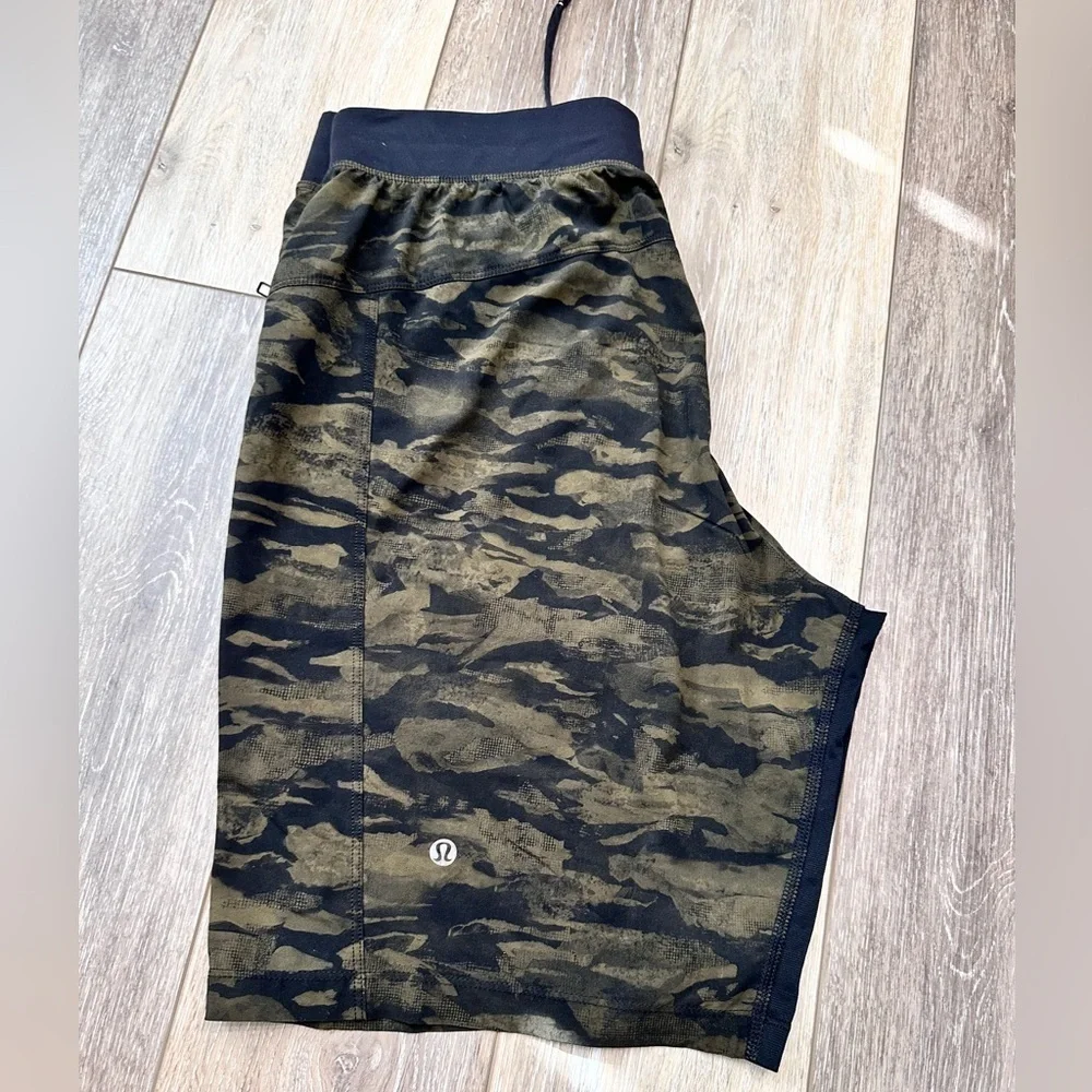 🖤 Men’s Lululemon Camouflage 9” shorts with pockets Size Medium excellent.